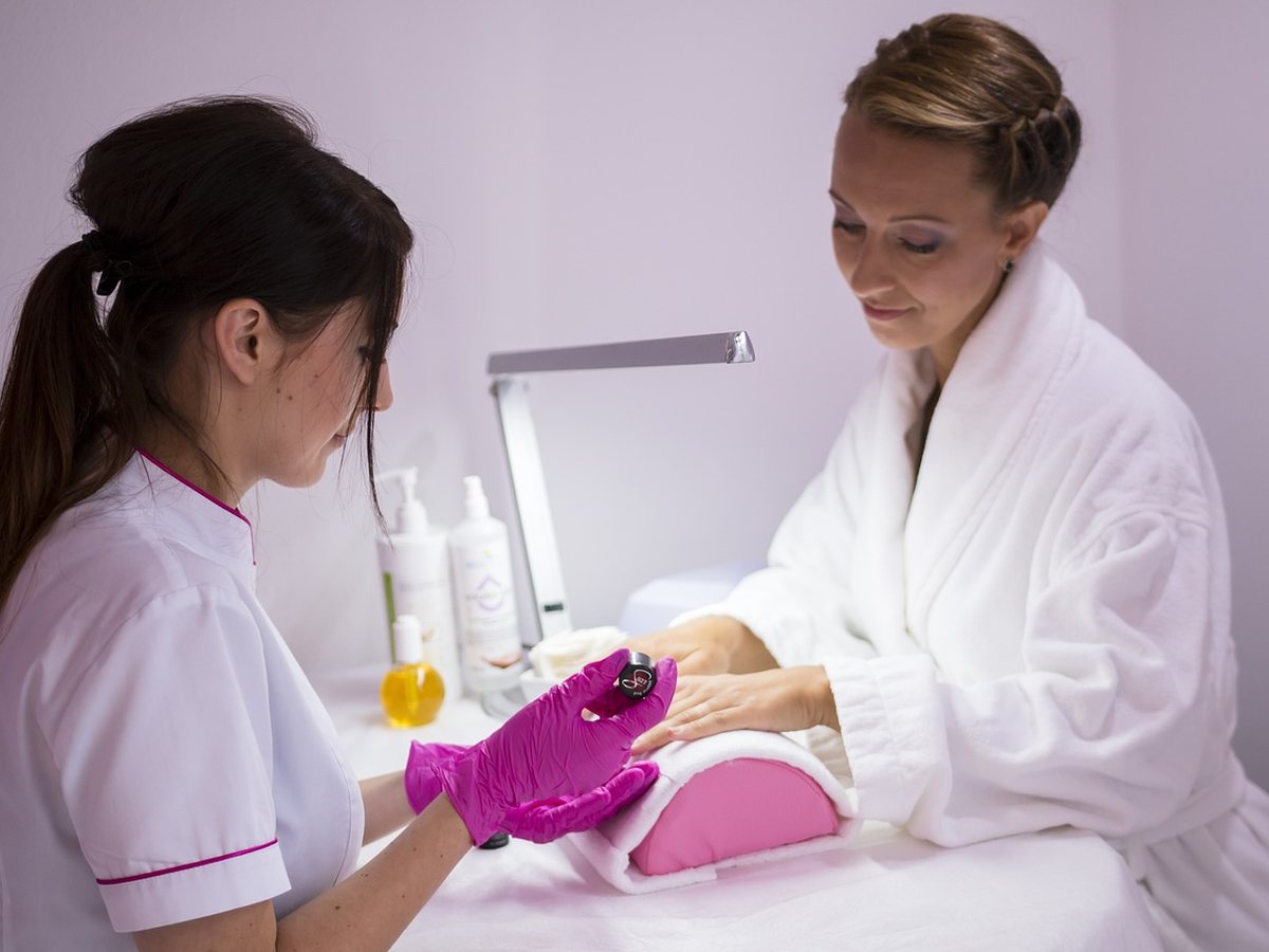 Manucure réalisée en institut de beauté